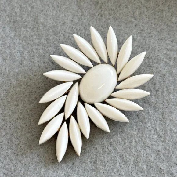 Vintage Crown Trifari White Milk Glass Navette Brooch Gold Tone Swirl Sunburst - Picture 8 of 10